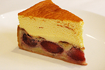 チーズケーキと苺のタルトのマリアージュ