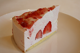 ストロベリーレアチーズケーキ
